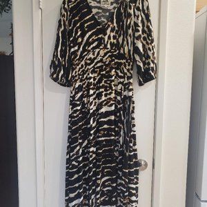 JAANE BROWN TIGER PRINT LONG SLEEVE  MAXI DRESS W/ 2 FRONT SLITS SIZE M.